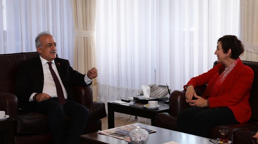 D&uuml;zce &Uuml;niversitesi kurucu rekt&ouml;r&uuml;nden, Rekt&ouml;r &Ccedil;omaklı&rsquo;ya ziyaret