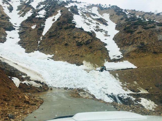 Çığ nedeniyle kapanan köy yolu ulaşıma açıldı