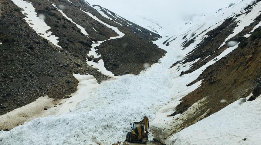 &Ccedil;ığ nedeniyle kapanan k&ouml;y yolu ulaşıma a&ccedil;ıldı