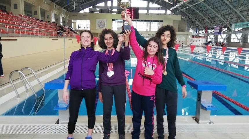 Cumhuriyet Ortaokulu başarılara doymuyor