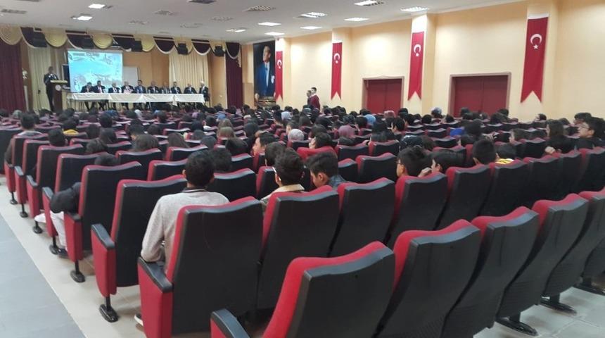 Jandarma ile muharip ve malul gaziler &ouml;ğrencilere &rsquo;gazilik&rsquo; konferansı d&uuml;zenledi