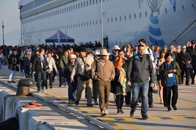 Turist gemisi fırtana nedeniyle limana güçlükle yanaştı