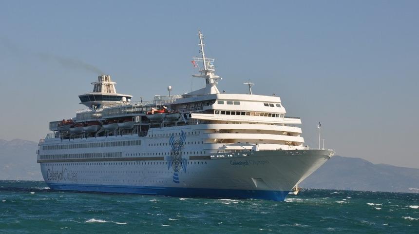 Turist gemisi fırtana nedeniyle limana g&uuml;&ccedil;l&uuml;kle yanaştı