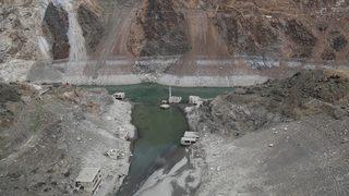 Artvin’de yağışların az olması ile baraj suları çekildi asırlık köy ortaya çıktı