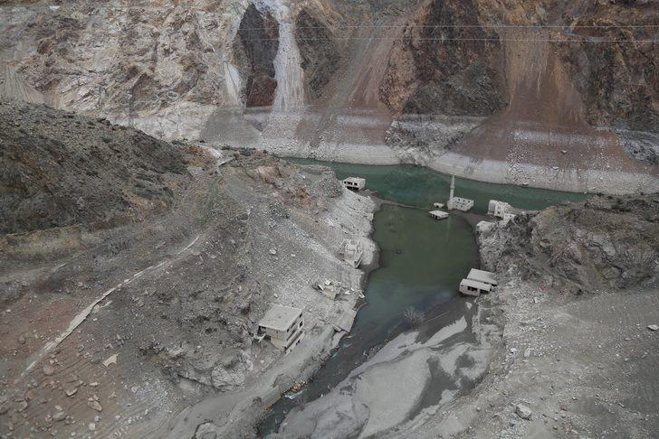 Artvin’de yağışların az olması ile baraj suları çekildi asırlık köy ortaya çıktı G2