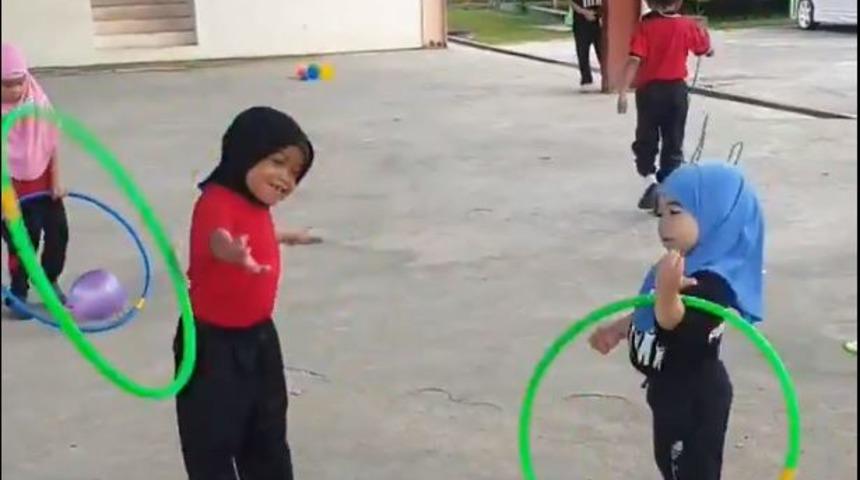 Malezyalı iki miniğin videosu sosyal medyada viral oldu!