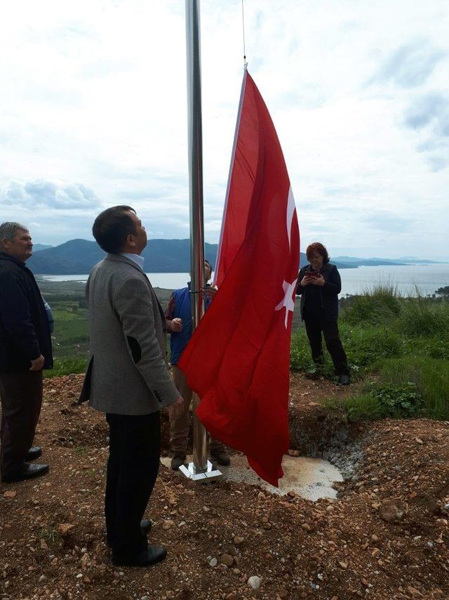 Sakin kent Akyaka’nın girişine dev Türk Bayrağı