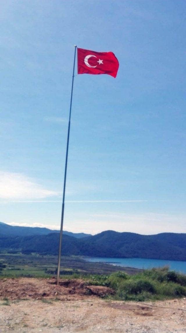 Sakin kent Akyaka’nın girişine dev Türk Bayrağı