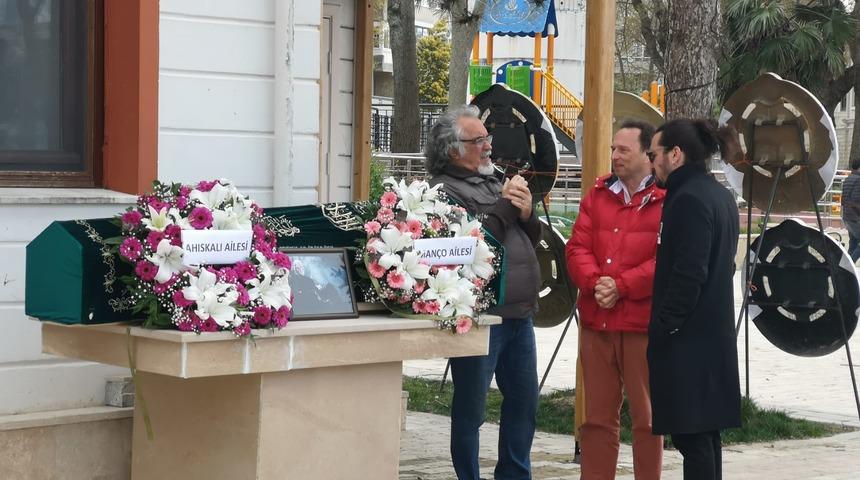 Barış Man&ccedil;o'nun babası son yolculuğuna uğurlandı