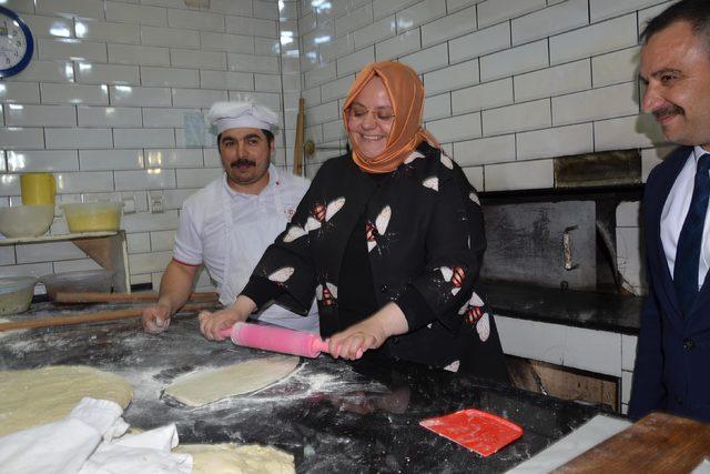 Bakan Selçuk pide hamuru açtı