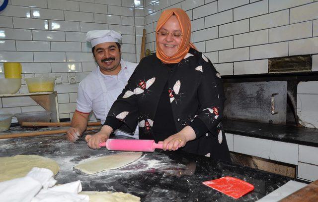 Bakan Selçuk pide hamuru açtı