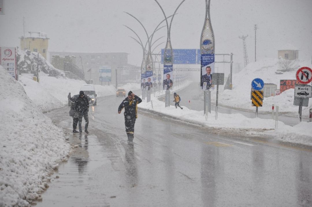 Y&uuml;ksekova&rsquo;da kar yağışı