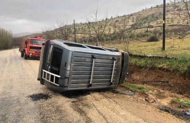 Gölbaşı’nda hafif ticari araç yan yattı: 4 Yaralı