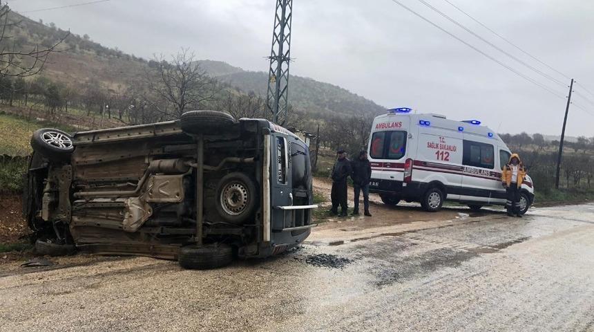 G&ouml;lbaşı&rsquo;nda hafif ticari ara&ccedil; yan yattı: 4 Yaralı