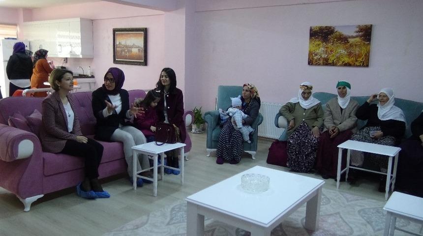 Vali Hulusi Şahin’in eşi Ebru Şahin’den Gercüş ziyareti