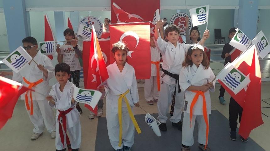 Fo&ccedil;a&rsquo;lı minik karateciler kuşak taktı