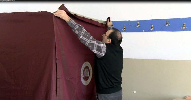 Ankara'da oy kullanma kabinleri ve sandıklar sınıflara yerleştirildi