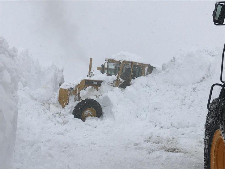 Van-Bahçesaray kara yoluna çığ düştü G1