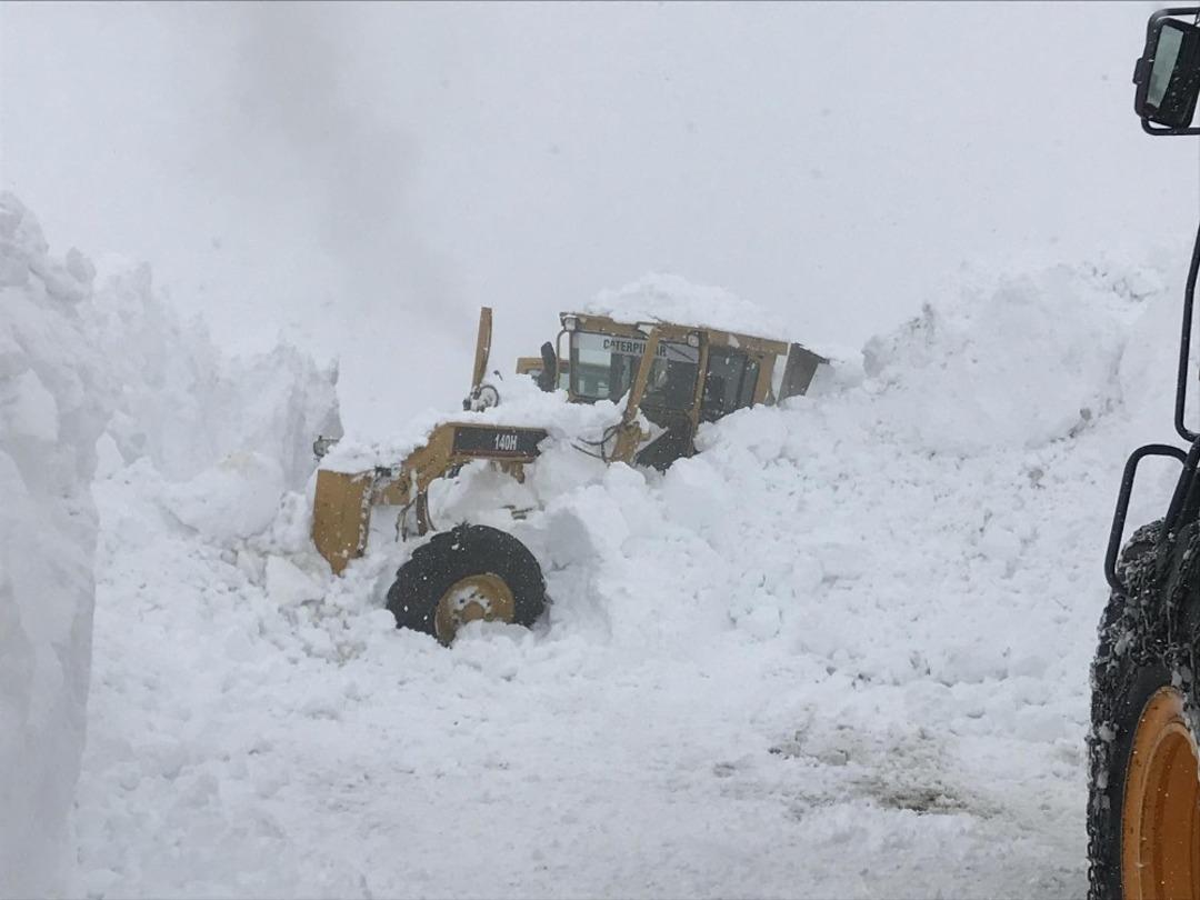 Van-Bah&ccedil;esaray kara yoluna &ccedil;ığ d&uuml;şt&uuml;