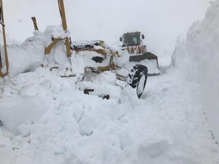 Van-Bahçesaray kara yoluna çığ düştü G2