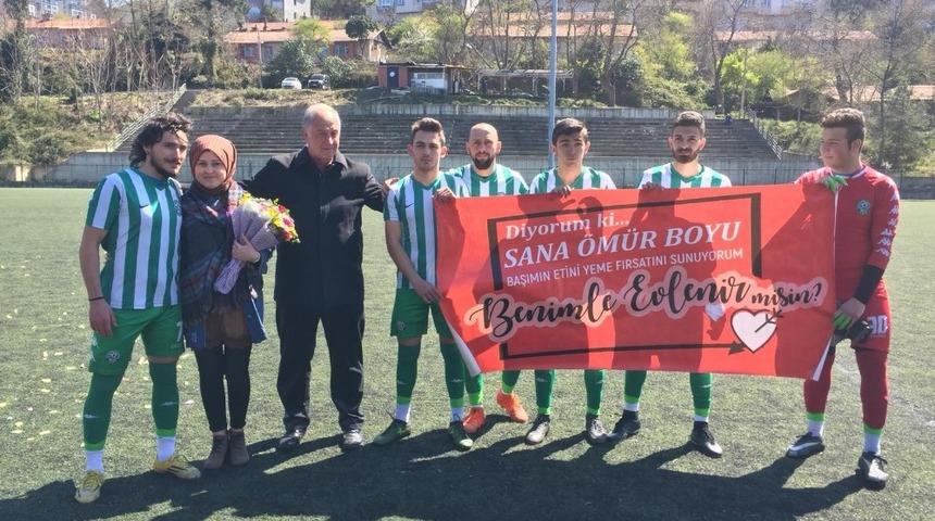 Yeşil sahada sürpriz evlenme teklifi