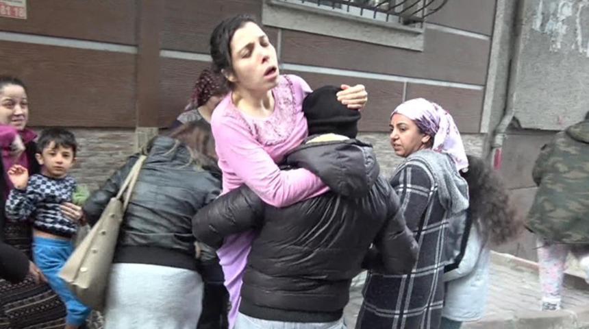 Sultangazi'de yangın paniği: Mahsur kalanları mahalle sakinleri kurtardı