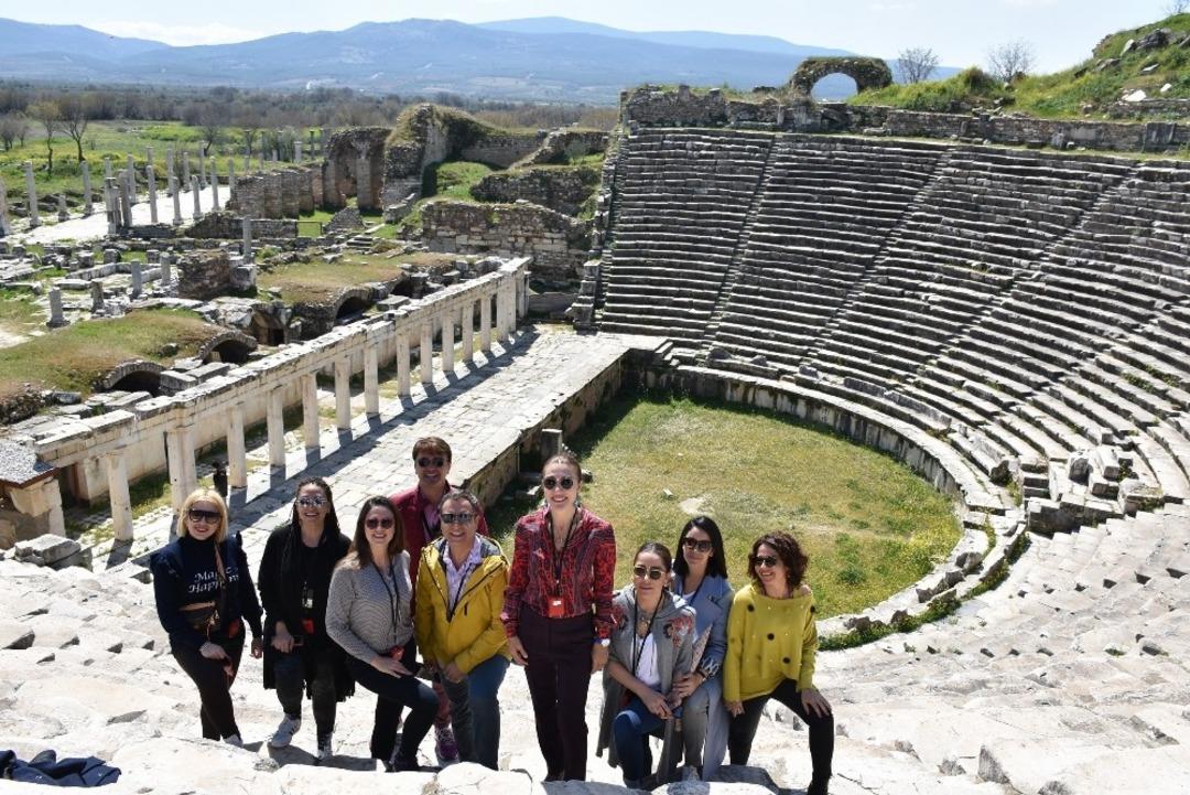 Aslı H&uuml;nel, 2 bin yıllık tiyatroda şarkı s&ouml;yledi