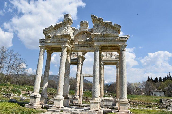 Aslı Hünel, 2 bin yıllık tiyatroda şarkı söyledi G2