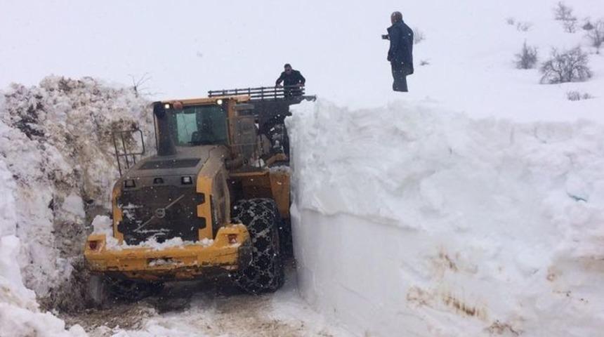 Hakkari-Şırnak karayoluna çığ düştü! Mahsur kalanlar var