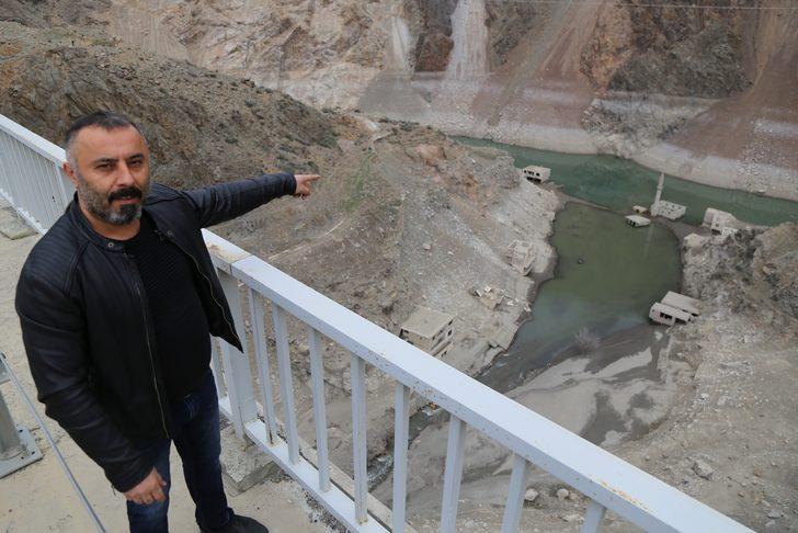 Artvin’de yağışların az olması ile baraj suları çekildi asırlık köy ortaya çıktı G3