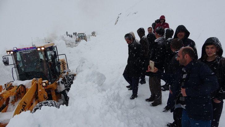 Van-Bahçesaray yolu ulaşıma açıldı, araçlara geçiş izni verilmiyor G1