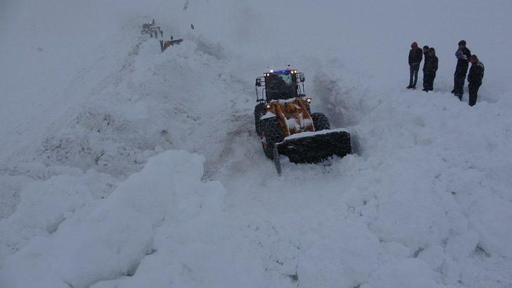Van-Bahçesaray yolu ulaşıma açıldı, araçlara geçiş izni verilmiyor G2