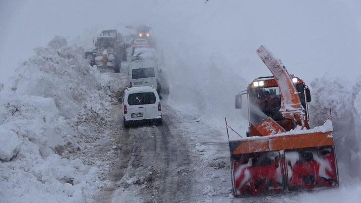 Van-Bahçesaray yolu ulaşıma açıldı, araçlara geçiş izni verilmiyor G5