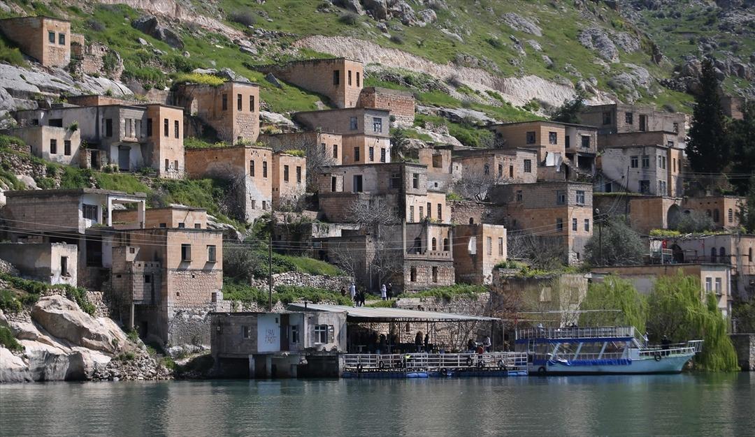 'Batık kent' Savaşan k&ouml;y&uuml; cazibe merkezi oluyor
