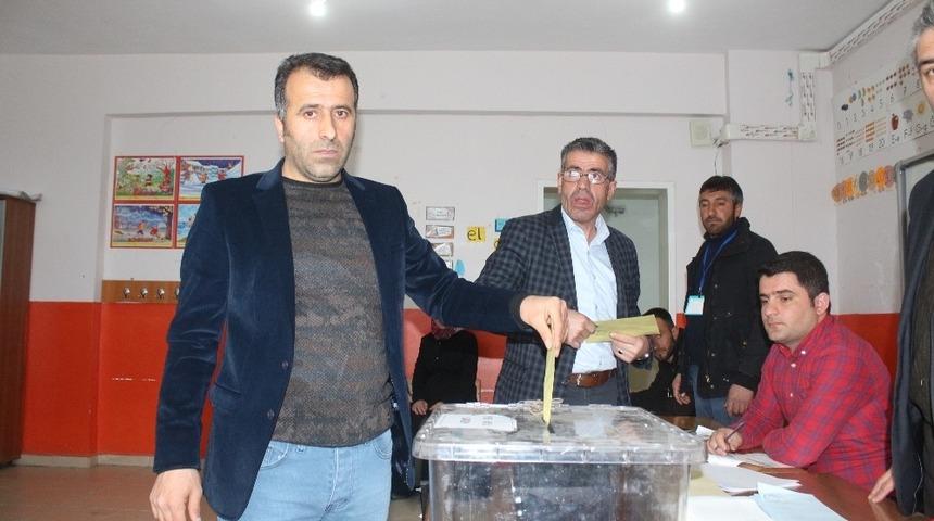 Vanlı seçmenler oy kullanmaya başladı