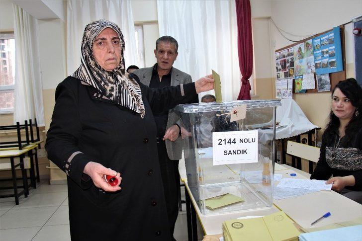 Elazığ’da oy kullanma işlemi başladı G1