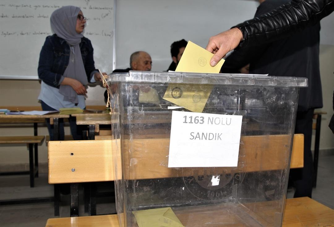  T&uuml;rkiye sandık başında 