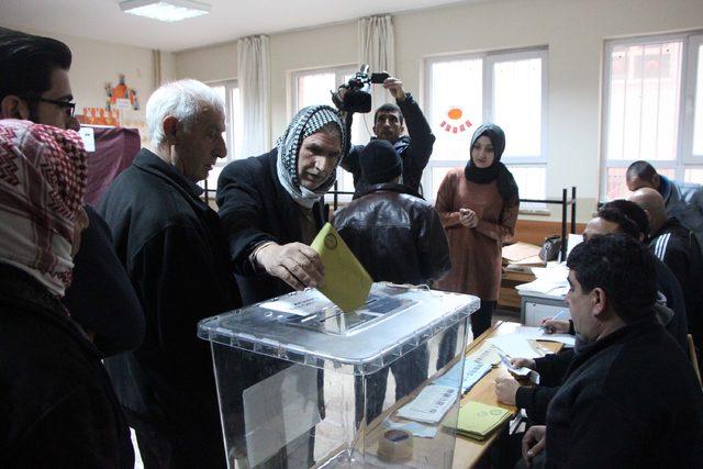 Şanlıurfa’da oy verme işlemi başladı