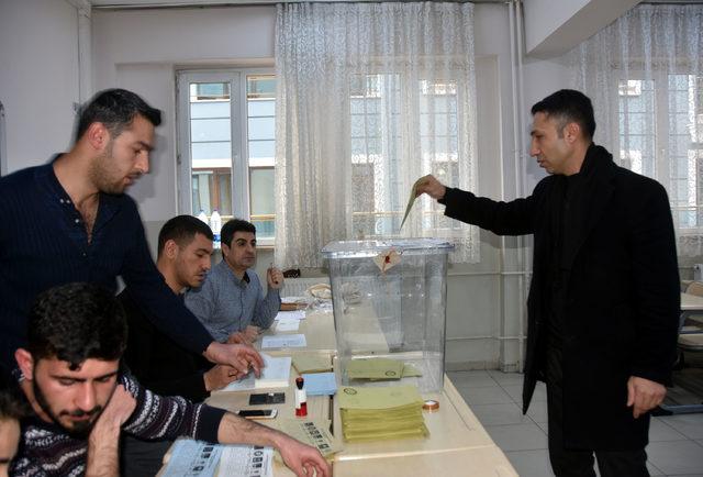 Van, Hakkari ve Bitlis'te oy verme işlemi başladı