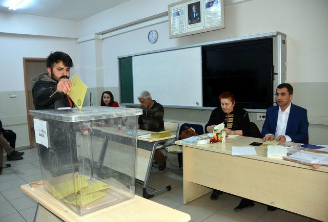 Van, Hakkari ve Bitlis'te oy verme işlemi başladı