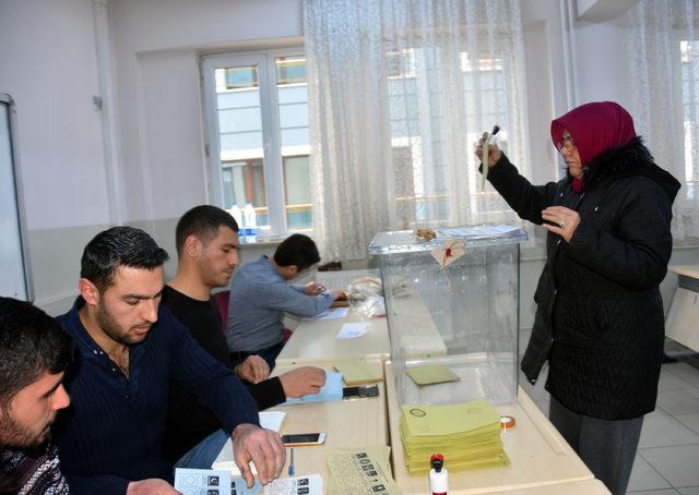 Van, Hakkari ve Bitlis'te oy verme işlemi başladı