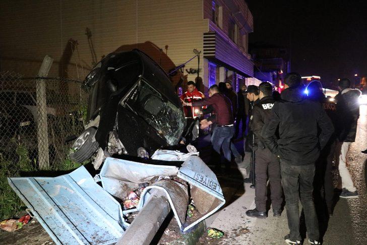 Bursa'da otomobil elektrik direği ve bahçe çitine çarptı: 2 yaralı  G1