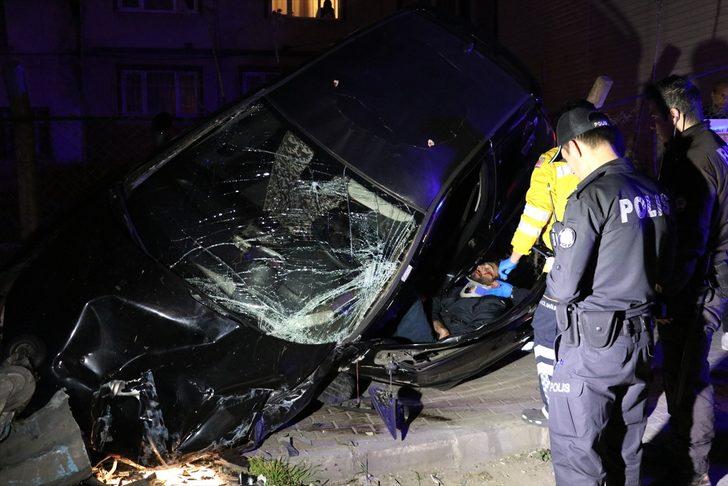 Bursa'da otomobil elektrik direği ve bahçe çitine çarptı: 2 yaralı  G2