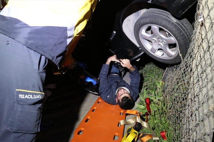 Bursa'da otomobil elektrik direği ve bahçe çitine çarptı: 2 yaralı  G3