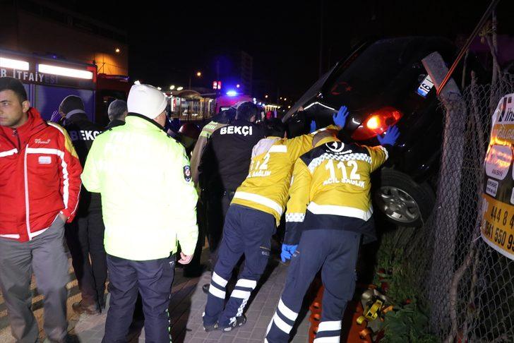 Bursa'da otomobil elektrik direği ve bahçe çitine çarptı: 2 yaralı  G4