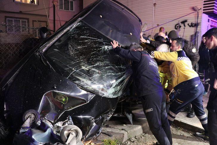 Bursa'da otomobil elektrik direği ve bahçe çitine çarptı: 2 yaralı  G5