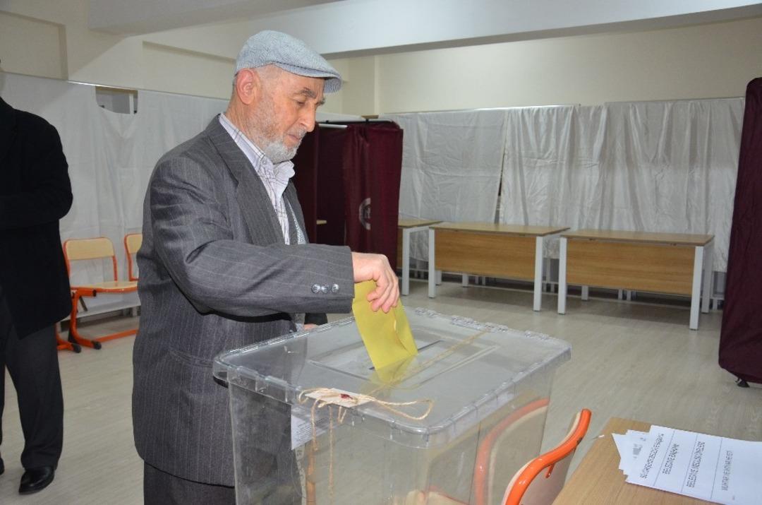 Balıkesir&rsquo;de oy verme işlemi başladı