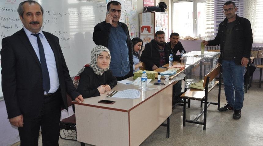 Yüksekova’da oy kullanma işlemi başladı
