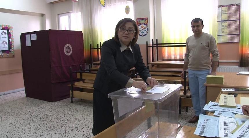 İlklerin kadını ilk oyu kullandı