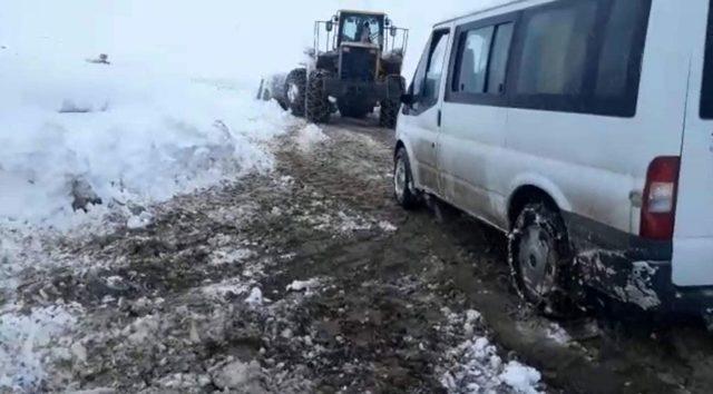 Oy pusulalarının bulunduğu torbaları ve seçim görevlilerini taşıyan minibüs karda mahsur kaldı